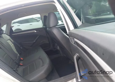 2018 Volkswagen Passat 2.0T R-Line/2.0T S z USA, uszkodzony, nr VIN 1VWAA7A34JC018629